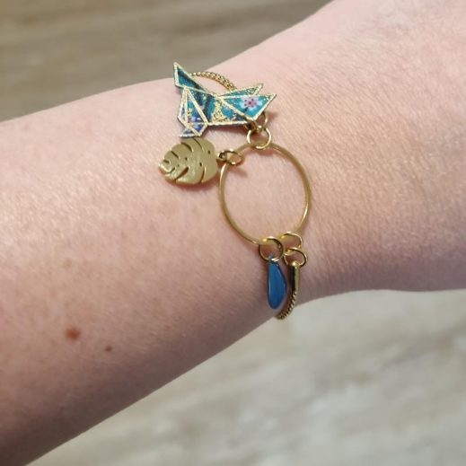 Bracelet ajustable acier doré avec oiseau grue origami en TISSU Sakura bleu Bracelet ajustable acier doré avec oiseau grue origami en TISSU Sakura bleu