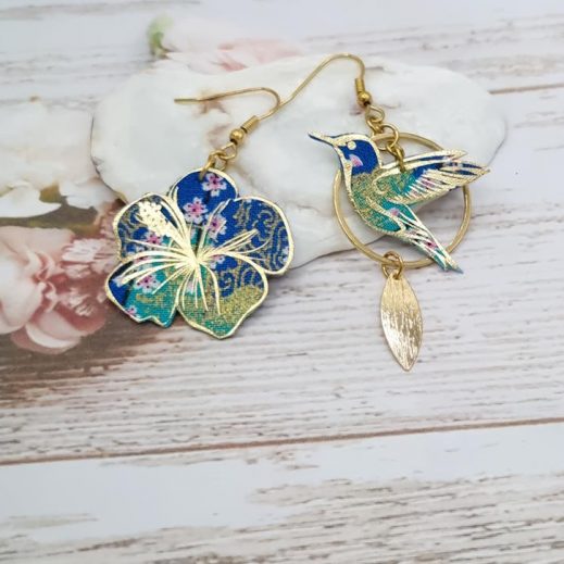 Boucles d'oreilles colibri et hibiscus en tissu Sakura bleu