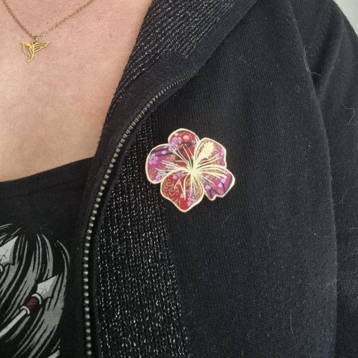 Broche fleur d'hibiscus en TISSU Sakura rouge Broche fleur d'hibiscus en TISSU Sakura rouge