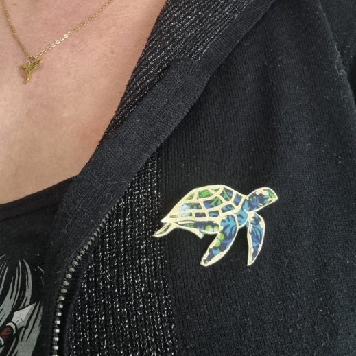 Broche tortue en TISSU liberty Strawberry thief denim Broche tortue en TISSU liberty Strawberry thief denim