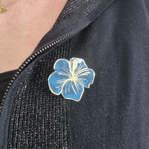 Broche Hibiscus en tissu liberty Maia bleu Broche Hibiscus en tissu liberty Maia bleu