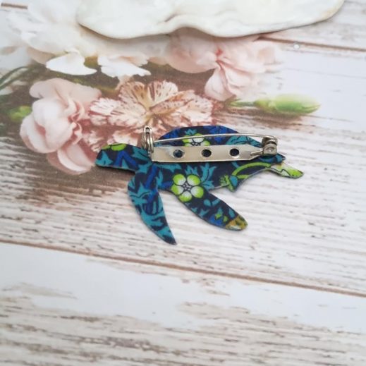 Broche tortue en TISSU liberty Strawberry thief denim Broche tortue en TISSU liberty Strawberry thief denim
