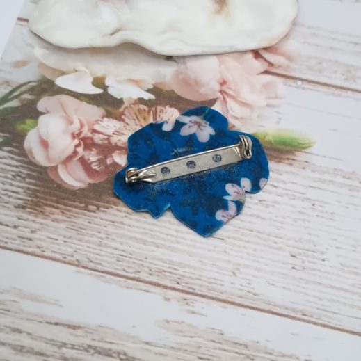 Broche Hibiscus en tissu liberty Maia bleu Broche Hibiscus en tissu liberty Maia bleu