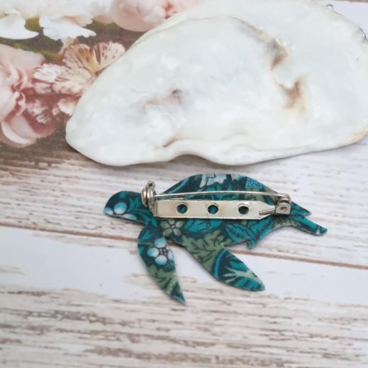 Broche tortue en TISSU liberty Strawberry thief émeraude Broche tortue en TISSU liberty Strawberry thief émeraude