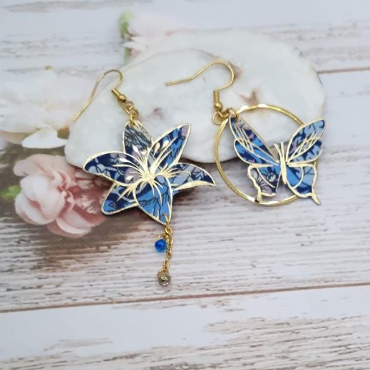 Boucles d'oreilles papillon et lys en liberty Straweberry thief majorelle