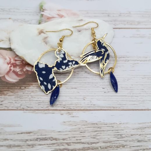 Boucles d'oreilles Colibri et Guadeloupe en liberty Capel Navy Boucles d'oreilles Colibri et Guadeloupe en liberty Capel Navy