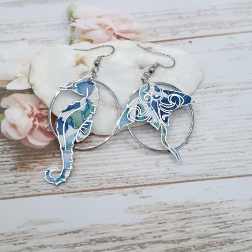 Boucles d'oreilles Hippocampe et Raie manta en liberty Lilly-Jane bleu