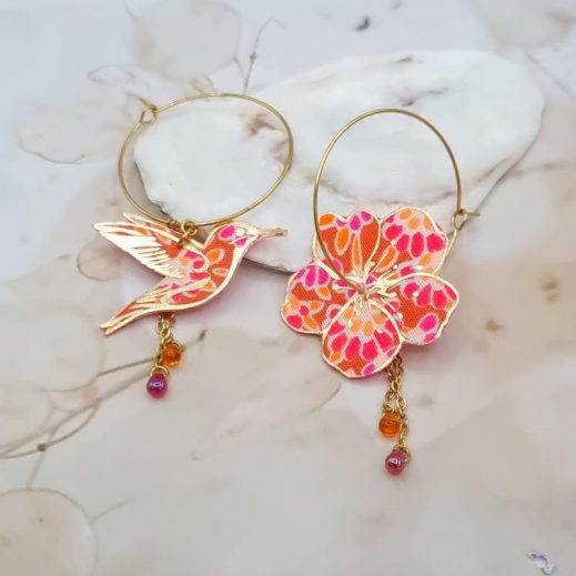 Boucles d'oreilles grandes créoles fleurs de cerisier et colibri en TISSU Petit Pan Calendula rose