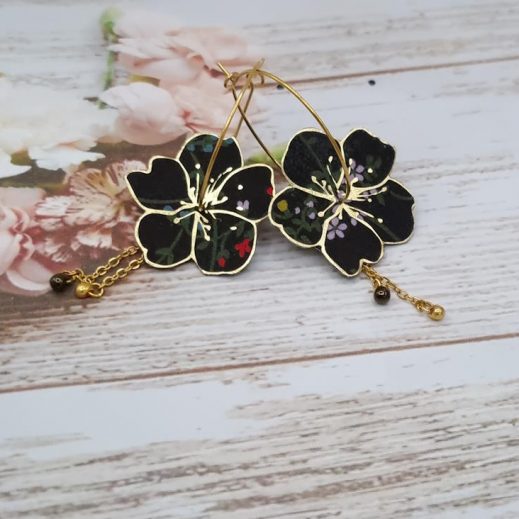 Boucles d'oreilles grandes créoles fleurs de cerisier en TISSU liberty Erica noir