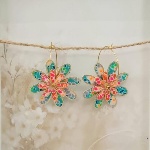 Boucles d'oreilles grandes créoles Marguerites en tissu Petit Pan Calendula