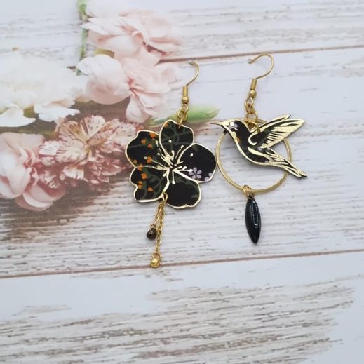 Boucles d'oreilles colibri et fleur de cerisier en liberty Erica noir