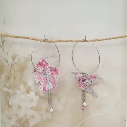 Boucles d'oreilles grandes créoles hibiscus et colibri en TISSU liberty Mitsi Valéria rose