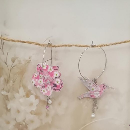 Boucles d'oreilles grandes créoles fleurs de cerisier et colibri en TISSU liberty Mitsi Valéria rose Boucles d'oreilles grandes créoles fleurs de cerisier et colibri en TISSU liberty Mitsi Valéria rose