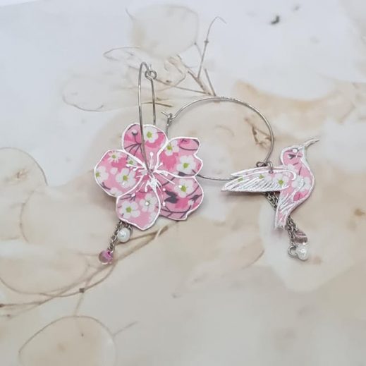 Boucles d'oreilles grandes créoles fleurs de cerisier et colibri en TISSU liberty Mitsi Valéria rose