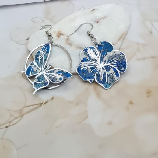 boucles d'oreilles papillon et hibiscus en liberty margareth Annie bleu