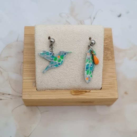 Boucles d'oreilles mini colibri et plume en petit pan Calendula vert