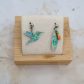 Boucles d'oreilles mini colibri et plume en petit pan Calendula vert
