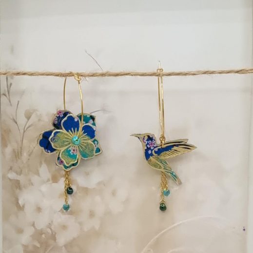 Boucles d'oreilles grandes créoles fleur de cerisier et colibri en TISSU japonais Sakura bleu Boucles d'oreilles grandes créoles fleur de cerisier et colibri en TISSU japonais Sakura bleu