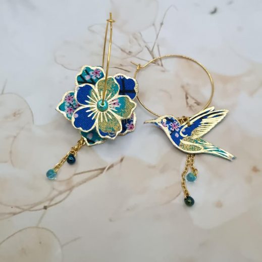 Boucles d'oreilles grandes créoles fleur de cerisier et colibri en TISSU japonais Sakura bleu