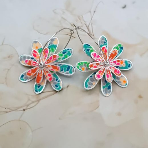 Boucles d'oreilles grandes créoles Marguerites en tissu Petit Pan Calendula Boucles d'oreilles grandes créoles Marguerites en tissu Petit Pan Calendula