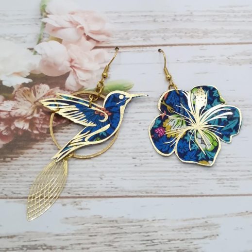 Boucles d'oreilles grand colibri et grand hibiscus en liberty Strawberry thief denim
