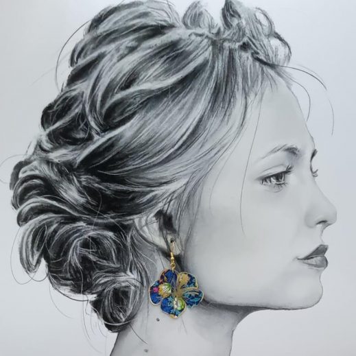 Boucles d'oreilles grand colibri et grand hibiscus en liberty Strawberry thief denim Boucles d'oreilles grand colibri et grand hibiscus en liberty Strawberry thief denim