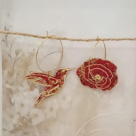 Boucles d'oreilles grandes créoles Coquelicot et colibri en tissu japonais moiré rouge Boucles d'oreilles grandes créoles Coquelicot et colibri en tissu japonais moiré rouge