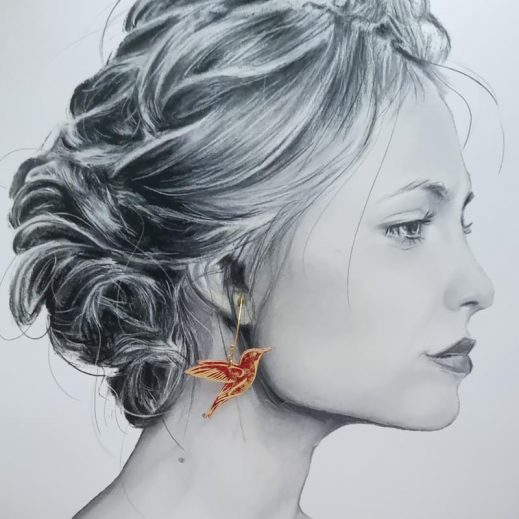 Boucles d'oreilles grandes créoles Coquelicot et colibri en tissu japonais moiré rouge Boucles d'oreilles grandes créoles Coquelicot et colibri en tissu japonais moiré rouge