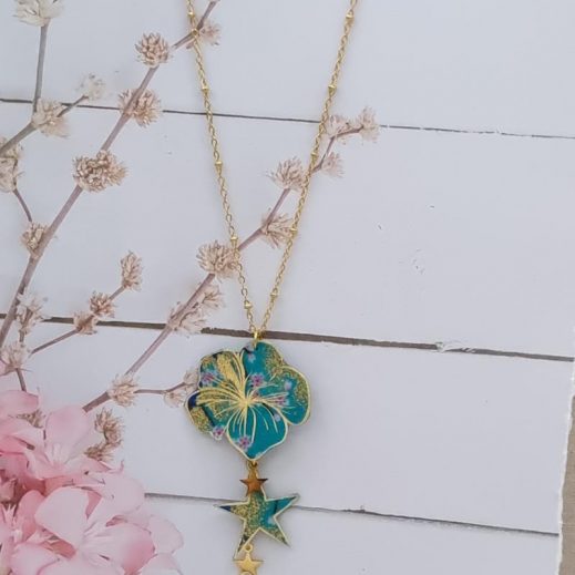 Collier hibiscus et étoile en Tissu Sakura bleu Collier hibiscus et étoile en Tissu Sakura bleu