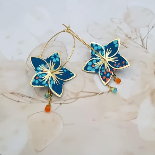 Boucles d'oreilles grandes créoles Fleur de Tiaré en tissu petit Pan Hanako orage