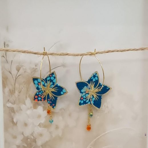 Boucles d'oreilles grandes créoles Fleur de Tiaré en tissu petit Pan Hanako orage Boucles d'oreilles grandes créoles Fleur de Tiaré en tissu petit Pan Hanako orage
