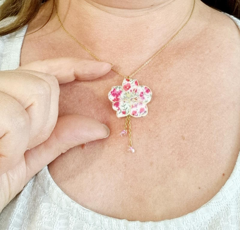 Collier Fleur de cerisier en liberty Phoebe Fuchsia