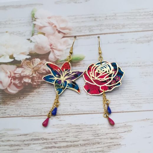 Boucles d'oreilles rose et fleur de lys en TISSU liberty Ciara pétrole