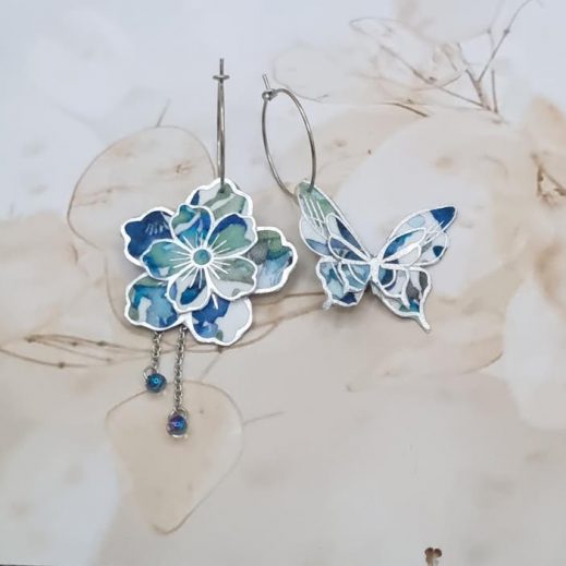 Boucles d'oreilles papillon et fleur de cerisier en TISSU liberty lilly jane bleu