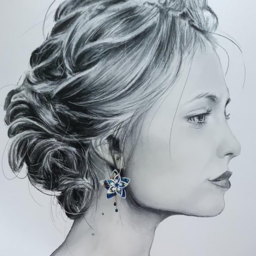 Boucles d'oreilles grandes créoles fleur de tiare et colibri en TISSU Strawberry thief denim Boucles d'oreilles grandes créoles fleur de tiare et colibri en TISSU Strawberry thief denim