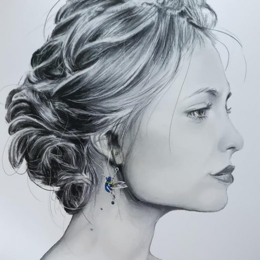 Boucles d'oreilles grandes créoles fleur de tiare et colibri en TISSU Strawberry thief denim Boucles d'oreilles grandes créoles fleur de tiare et colibri en TISSU Strawberry thief denim