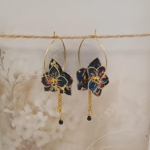 Boucles d'oreilles grandes créoles orchidées en liberty Donna leigh Midnight Boucles d'oreilles grandes créoles orchidées en liberty Donna leigh Midnight