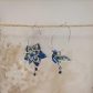 Boucles d'oreilles grandes créoles fleur de tiare et colibri en TISSU Strawberry thief denim