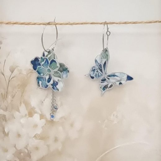 20250524_171504 Boucles d'oreilles papillon et fleur de cerisier en TISSU liberty lilly jane bleu