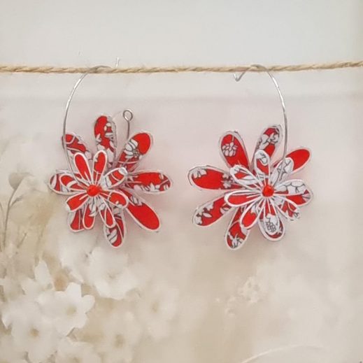 Boucles d'oreilles grandes créoles Marguerites en tissu liberty Summer Bloom coquelicot Boucles d'oreilles grandes créoles Marguerites en tissu liberty Summer Bloom coquelicot