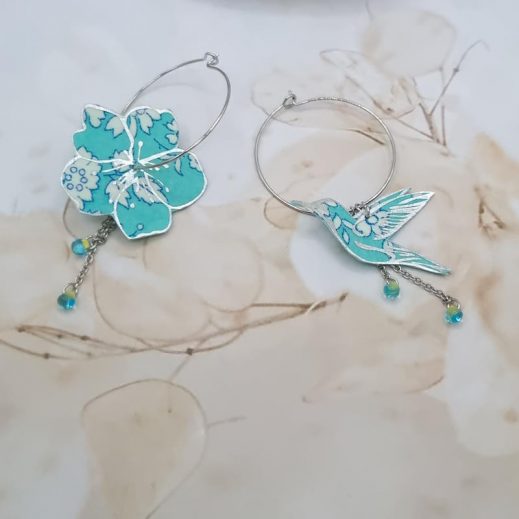 Boucles d'oreilles grandes créoles fleur de cerisier et colibri en TISSU liberty Capel mint Boucles d'oreilles grandes créoles fleur de cerisier et colibri en TISSU liberty Capel mint