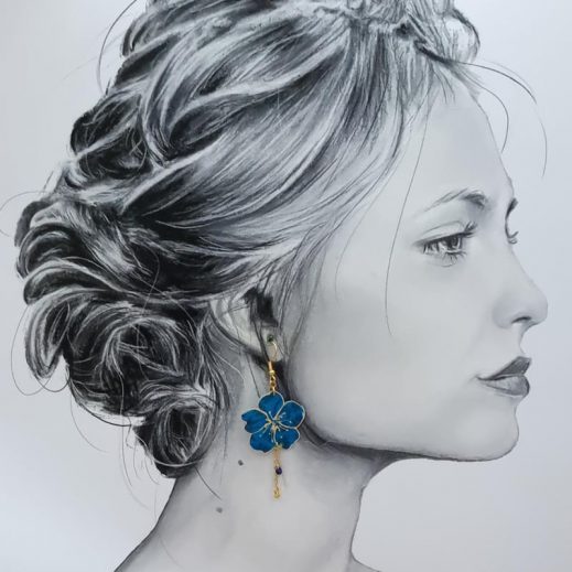 Boucles d'oreilles colibri et fleur de cerisier en liberty Maya bleu Boucles d'oreilles colibri et fleur de cerisier en liberty Maya bleu