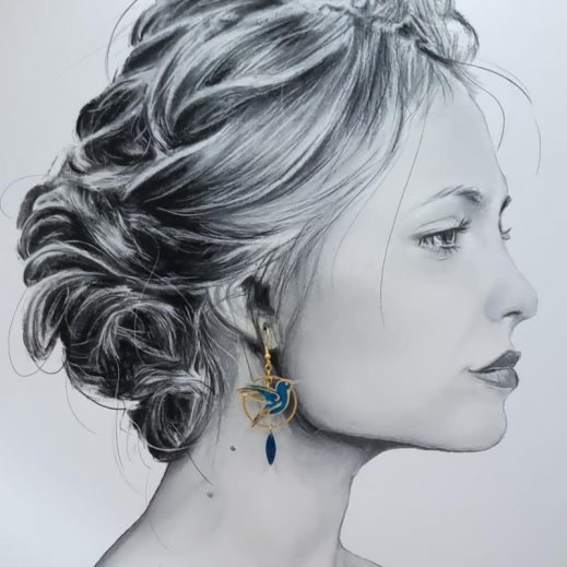 Boucles d'oreilles colibri et fleur de cerisier en liberty Maya bleu Boucles d'oreilles colibri et fleur de cerisier en liberty Maya bleu