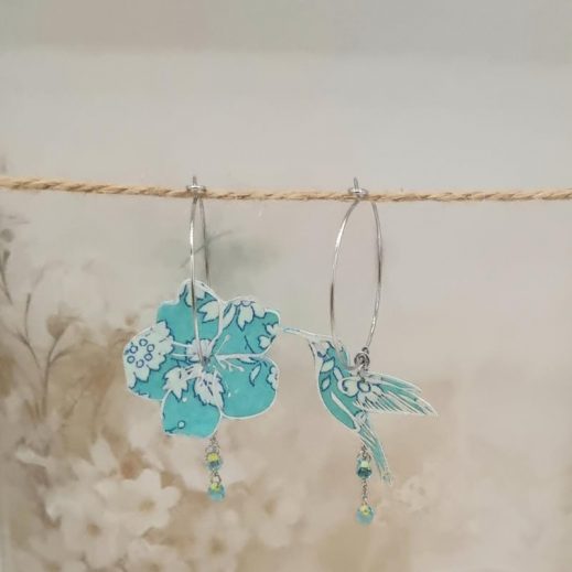 Boucles d'oreilles grandes créoles fleur de cerisier et colibri en TISSU liberty Capel mint Boucles d'oreilles grandes créoles fleur de cerisier et colibri en TISSU liberty Capel mint