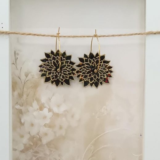 Boucles d'oreilles grandes créoles Dalhia en tissu liberty Erica noir Boucles d'oreilles grandes créoles Dalhia en tissu liberty Erica noir