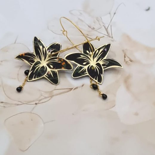 Boucles d'oreilles grandes créoles fleurs de lys en TISSU liberty Erica noir