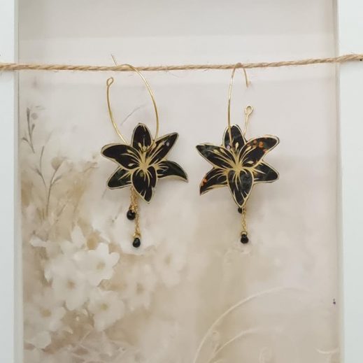 Boucles d'oreilles grandes créoles fleurs de lys en TISSU liberty Erica noir Boucles d'oreilles grandes créoles fleurs de lys en TISSU liberty Erica noir