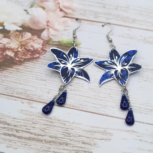 Boucles d'oreilles fleurs de lys en TISSU liberty Capel Indigo