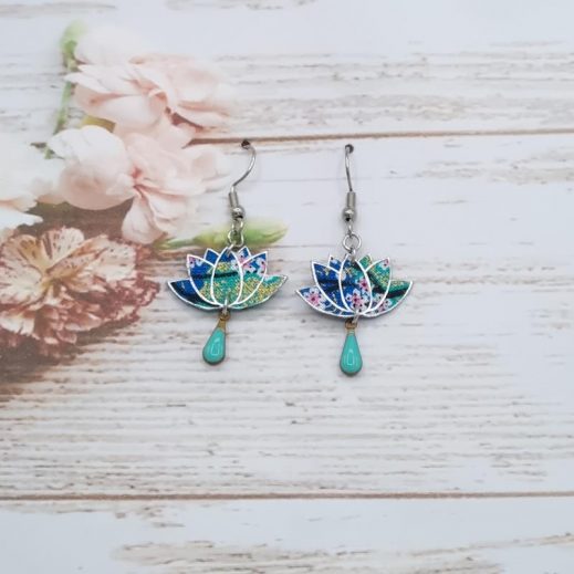 Boucles d'oreilles mini lotus en Tissu japonais Sakura bleu Boucles d'oreilles mini lotus en Tissu japonais Sakura bleu