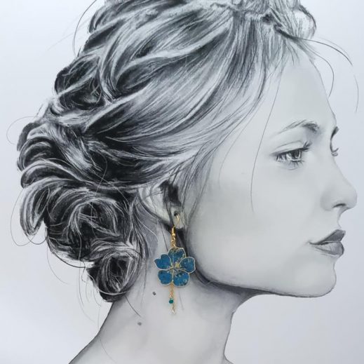 Boucles d'oreilles papillon et fleur de cerisier en TISSU japonais moiré bleu Boucles d'oreilles papillon et fleur de cerisier en TISSU japonais moiré bleu